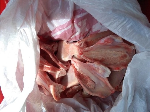 Na snímkach mäso, ktoré zadržali českí colníci.