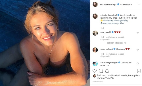 Elizabeth Hurley zverejnila na instagrame fotku, ako sa v bazéne kúpala bez vrchného dielu bikín. 