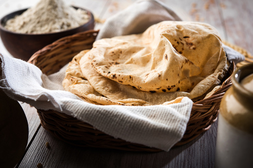 Na ilustračnej snímke chlieb roti, známi aj ako chapati.