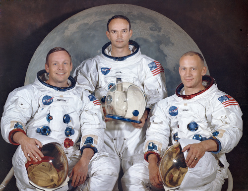 Na archívnej snímke NASA z 30. marca 1969 je posádka Apolla 11: Neil Armstrong, Michael Collins a Edwin Buzz Aldrin. 
