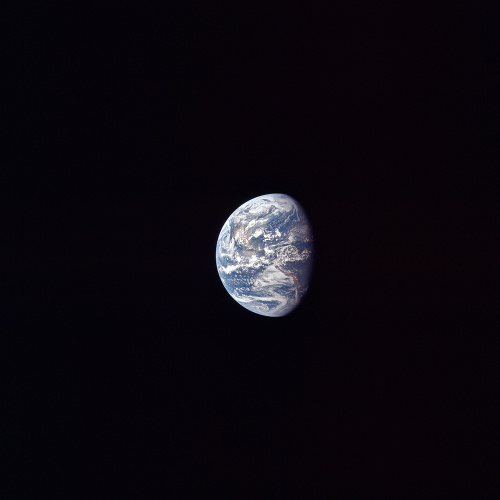 Planéta Zem z pohľadu posádky Apolla 11 počas letu na obežnú dráhu Mesiaca.