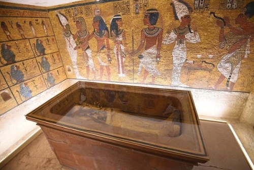 Zlatý sarkofág, v ktorom je uložená faraónova múmia
