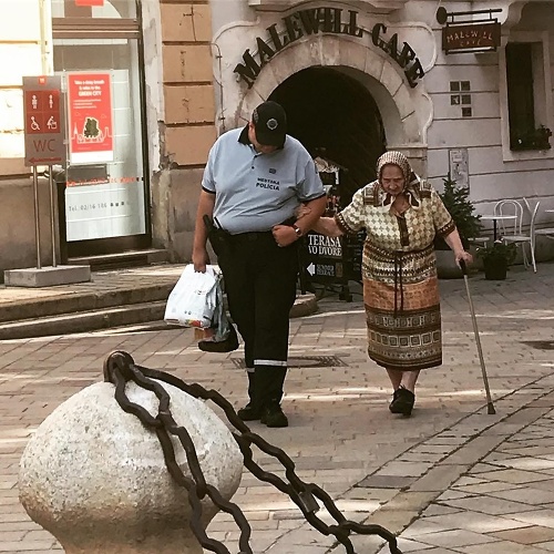 Mestský policajt pomohol babičke.