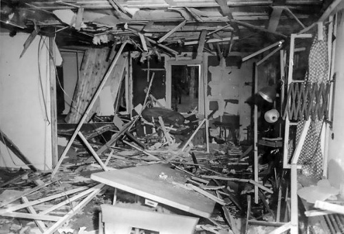 Zničená konferenčná miestnosť po výbuchu bomby