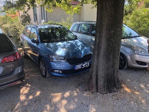 Zaparkované auto so slovenským