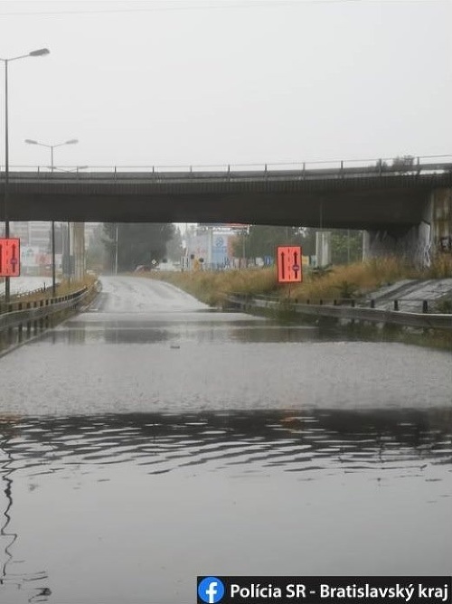 Na snímke zaplavený podjazd pod Prístavným mostom v hlavnom meste.