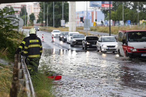 Na snímke hasiči  odčerpávajú vodu so zaplavenej Bajkalskej ulice pod Prístavným mostom v Bratislave.
