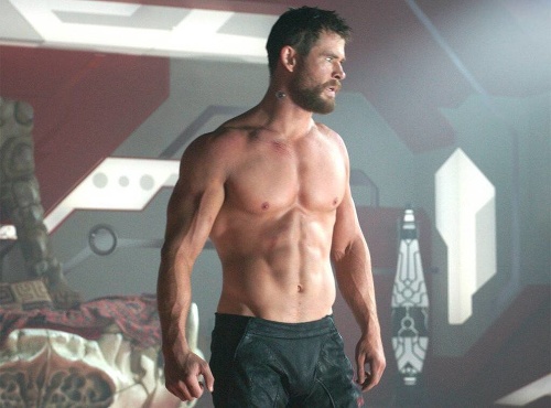 Chris Hemsworth ako sexi svalovec. 