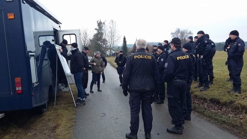 Policajti prepátrali celé okolie mobilného domu, ktorý sa nachádza niekoľko kilometrov od obce Záhoří v okrese Písek.