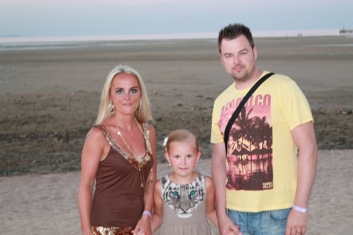 Na snímke Manželia Monika a Petr K. s ich dcérou Klárkou. 