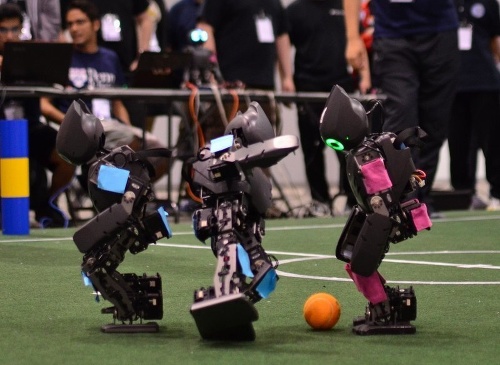 Humanoidné roboty hrajú vlastnú