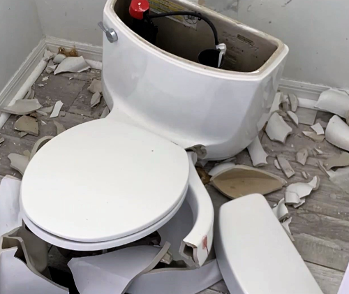 Takto vyzeral zničený záchod