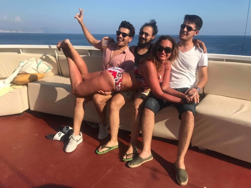 Karin Majtánová si takto zapózovala s mladíkmi na lodi v Turecku.