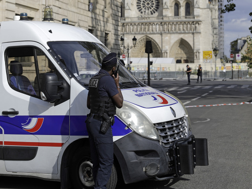 Policajtov v Paríži vyšetrujú