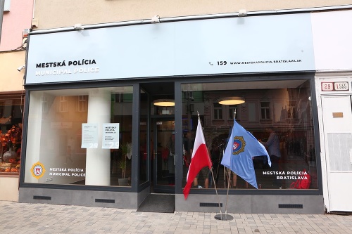 Na Obchodnej ulici otvorili novú stanicu mestskej polície: Bitka sa odohrala len pár metrov od nej.