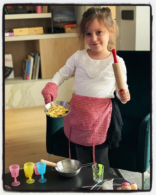 Juniorova dcérka Saška začína byť v kuchyni varená-pečená.