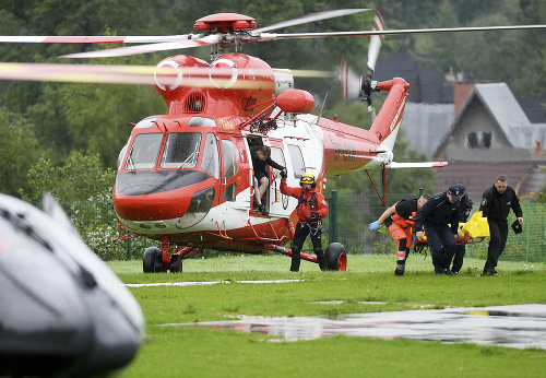 Záchranári prenášajú z helikoptéry