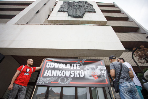 OĽaNO premiéra na odvolanie Jankovskej pred ministerstvom spravodlivosti vyzývalo opakovane.