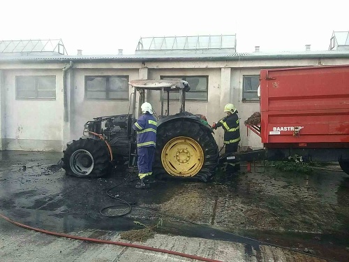 Požiar traktora v obci