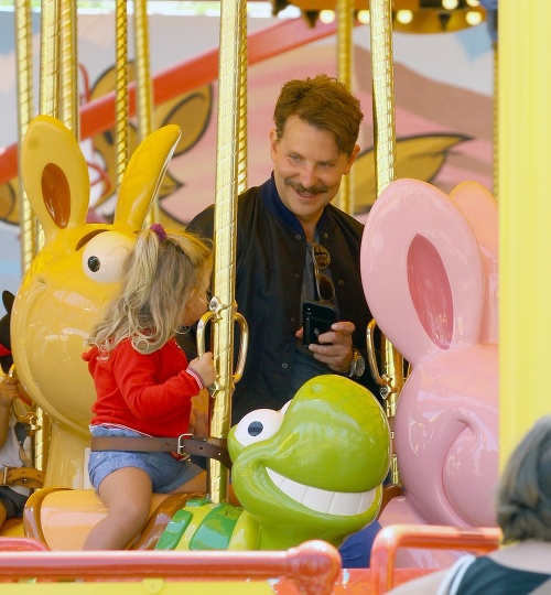Zmenený Bradley Cooper vzal svoju princezničku do zábavného parku. 