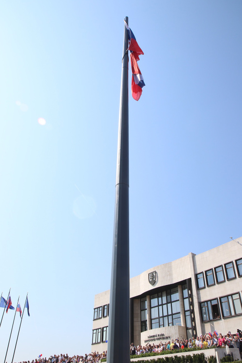 Vztýčená vlajka Slovenskej Republiky.