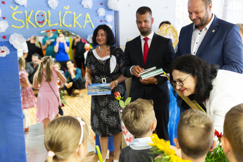 Ministerka školstva Martina Lubyová symbolicky pasuje deti za prvákov počas otvorenia školského roka na ZŠ Beňovského v Dúbravke.