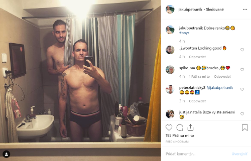 Jakub Petraník zverejnil so svojím priateľom Petrom šteklivú fotku z kúpeľne. 