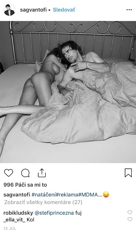 Sagvan Tofi nedávno nakrúcal reklamu, v rámci ktorej sa váľal v posteli s takmer nahou sexicou. 