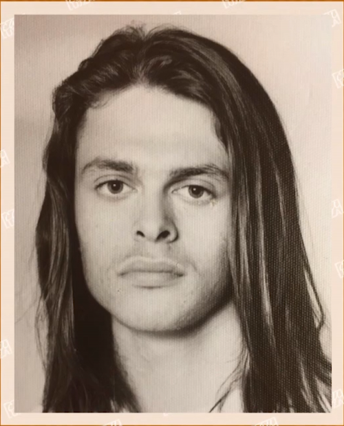 Alexander Bárta mal kedysi takéto dlhé vlasy a hrával v rockovej kapele. 