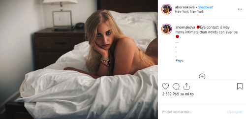 Najnovšie sa na sociálne sieti objavila nahá a pózujúca v posteli. 
