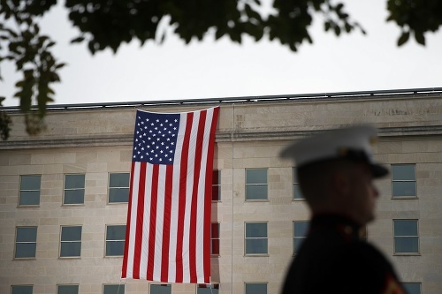 Americká vlajka visí na budove Pentagónu pri príležitosti 18. výročia teroristických útokov 11. septembra 2019 vo Washingtone