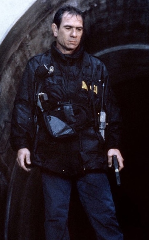 Tommy Lee Jones vo filme Utečenec. 