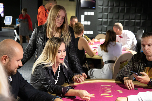 Zuzana Haasová s dcérou si vyskúšali aj hazard pri stoloch.