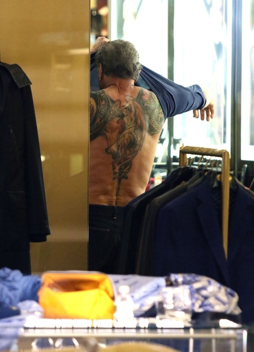 Sylvester Stallone skrýva pod tričkom výrazné tetovania. 