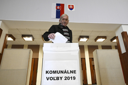 Volič vhadzuje hlasovací lístok