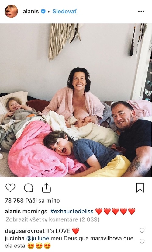 Alanis Morissette zverejnila na instagrame fotku z postele. Zaujímavé je, že nemá problém ukázať sa svetu pri dojčení. 