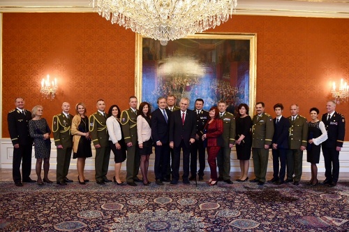 Do hodnosti brigádneho generála menoval Milana Jakubů (4. zľava od prezidenta) český prezident Miloš Zeman 28. októbra 2017.