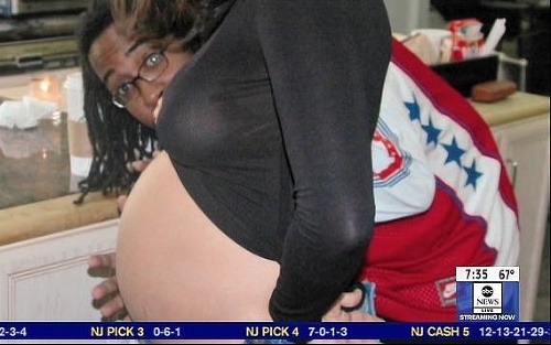 V relácii Good Morning America sa objavila aj doposiaľ nezverejnená fotka tehotnej Demi Moore, ktorá v roku 2003 nosila pod srdcom Ashtonovo dieťatko. 
