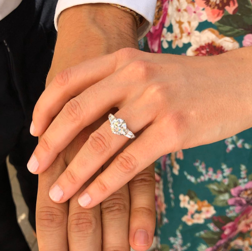 Ruku princeznej Beatrice  zdobí nádherný zásnubný prsteň.