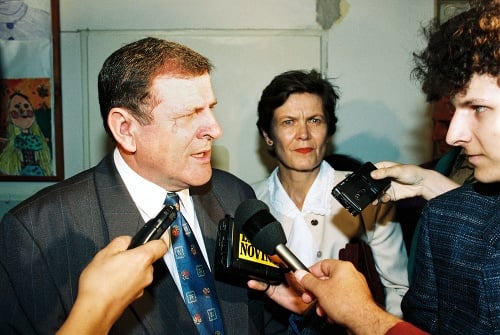Na archívnej snímke z 30. septembra 1994 v Bratislave Vladimír Mečiar s manželkou po opustení volebnej miestnosti bez vykonania volebného aktu v predčasných parlamentných voľbách do Národnej rady.