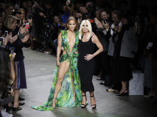Donatella Versace a Jennifer Lopez počas veľkolepej módnej šou. 