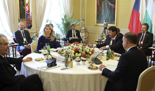 Čaputová sedela za spoločným stolom s prezidentmi krajín V4