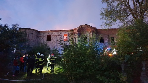 Požiar sa podarilo lokalizovať, budova ostala prakticky bez strechy.
