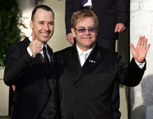 David Furnish a Elton John mali civilný sobáš v decembri 2005.