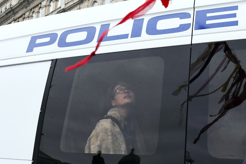 FOTO Britská polícia zadržala