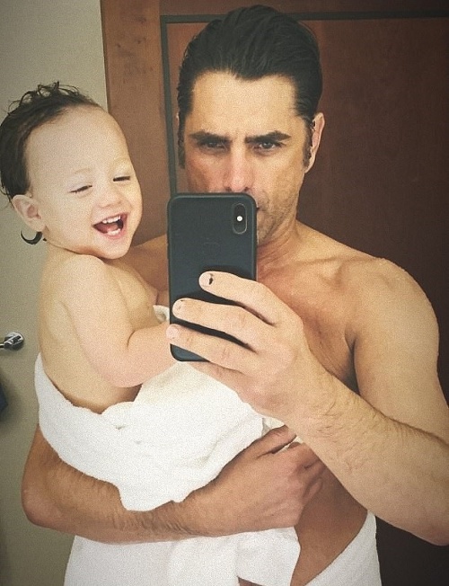 John Stamos zverejnil takúto rozkošnú fotku so svojim synčekom Billym. 