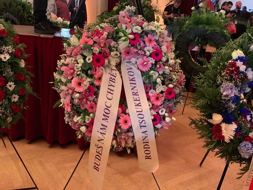 Veniec z ružových kvetov poslala aj rodina miliardára Leona Tsoukernika, u ktorého sa po smrti svojho manžela ukrývala vdova Ivana Gottová.