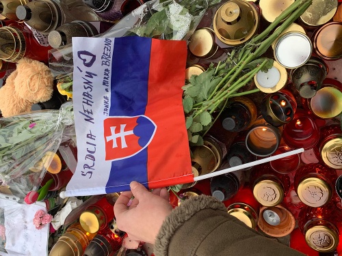 Medzi horiacimi sviečkami sa nachádzala aj slovenská vlajka s odkazom.