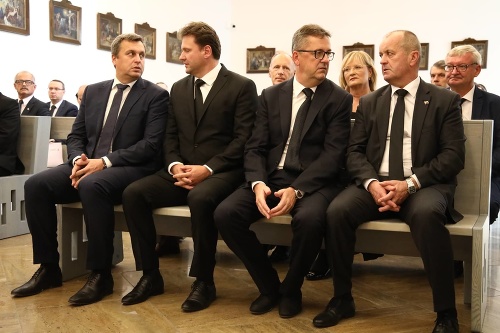 V prvom rade sedel aj predseda NRSR Andrej Danko, predseda českej Poslaneckej snemovne Radek Vondráček, poslanec Martin Glváč či minister obrany Peter Gajdoš.