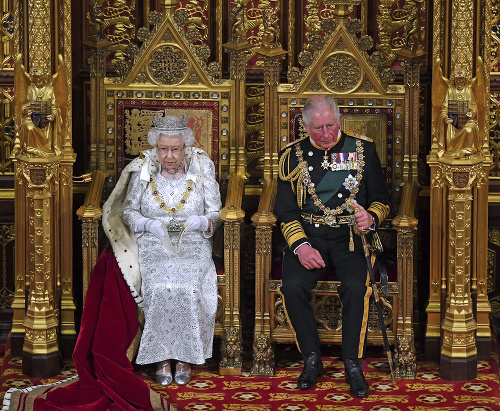 Expert na kráľovskú rodinu očakáva, že kráľovná Alžbeta II. sa do pol roka vzdá trónu v prospech jej syna princa Charlesa.